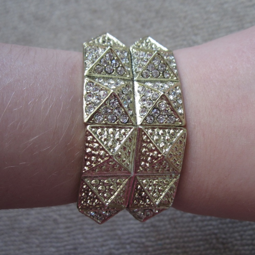 Gold pyramid stretch bracelet
